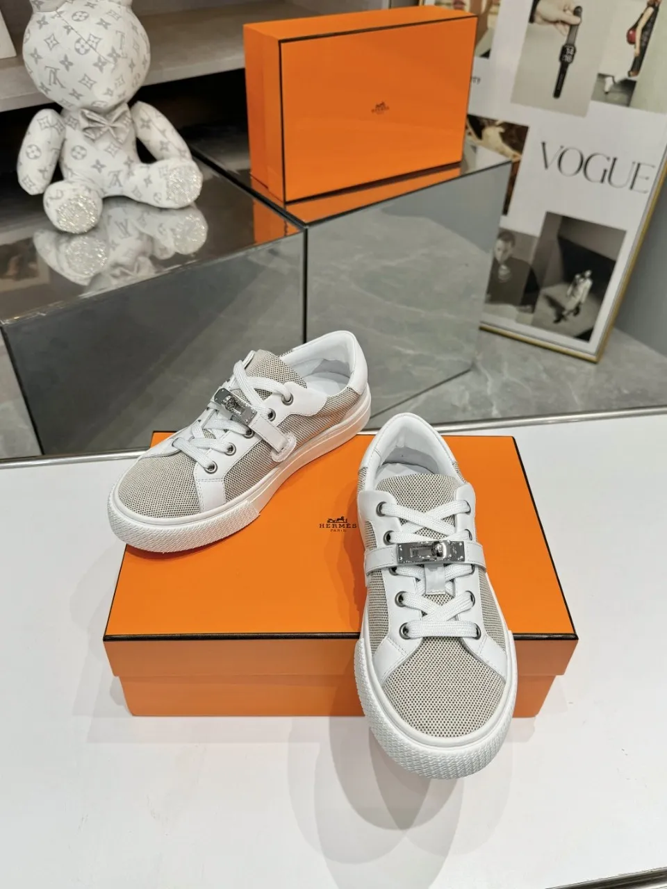 Men's Men's Shoes💰620❤️❤️❤️HERMES 2021 latest Kelly buckle white sneakers are online! The highest version on the market! Purchasing level quality! The H family rarely produces flat casual shoes, and they are styled with classic palladium-plated Kelly shoe buckles! Create a fashionable urban look that perfectly embodies the noble and elegant style of Hermès! Material selection: Fabric imported cowhide, lining + foot pads imported sheepskin, original molded TPU outsole, heavy gold molded kelly buckle full of texture Size: Female: 35-41 (41 is not returnable) Male: 39-45 (45 is not returnable)